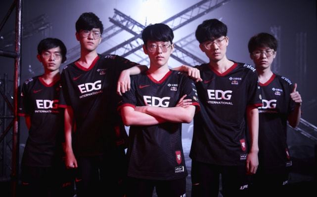 也折射出当 也折射出当